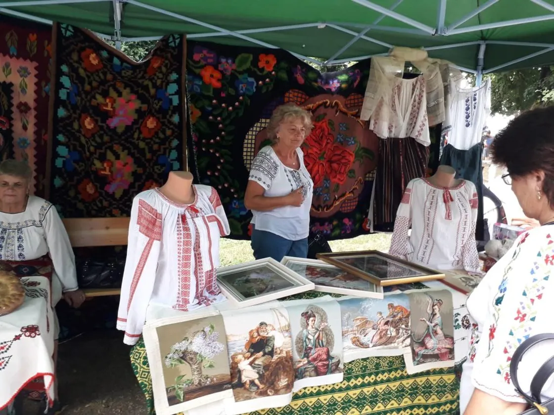 Щанд с плъстени килими и шевици